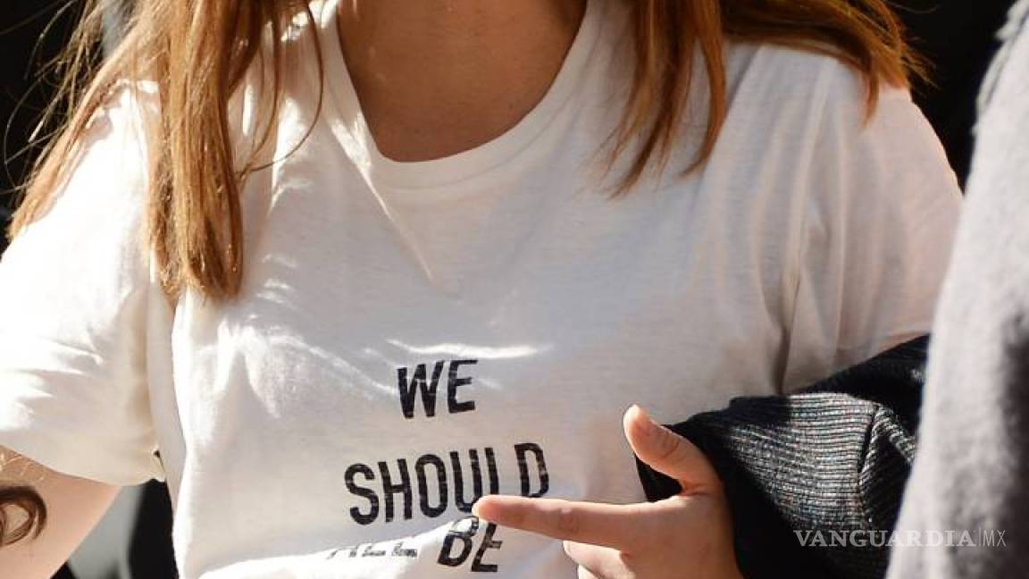 $!Celebridades se suman al símbolo feminista de Dior