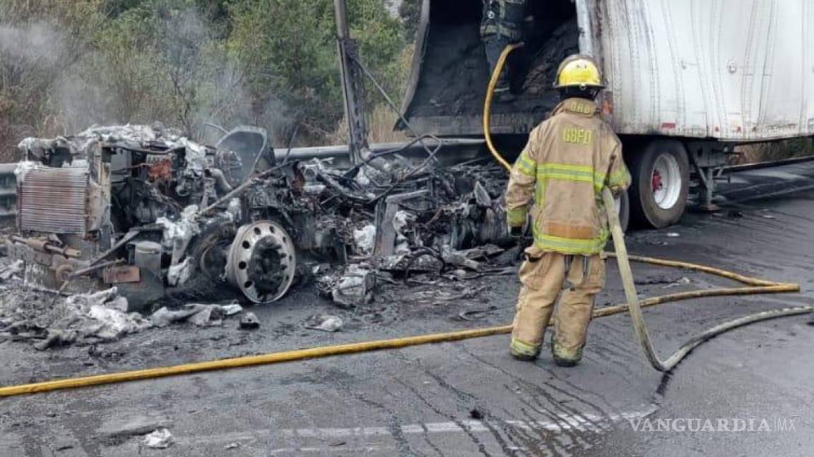 Incendio de tráiler afecta circulación en tramo Saltillo-Los Chorros