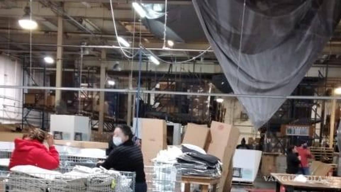 $!Mexicanas trabajando en la planta de HFI entre el agua y la nieve filtradas por el mal estado de la estructura de la nave industrial. Foto: Trabajadores de HFI