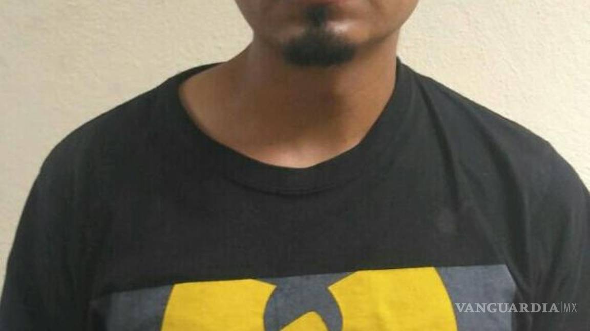 $!Jóvenes son detenidos cuando salían de un Oxxo cargados de cerveza sin pagar