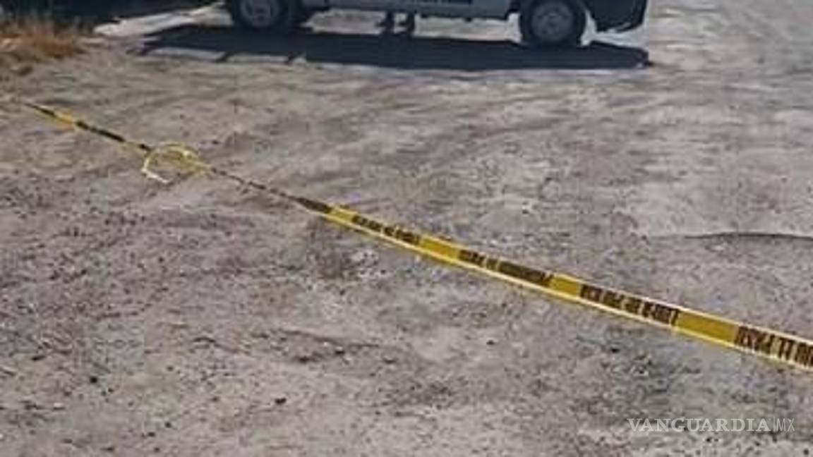 $!La mujer fue detenida y el auto asegurado, además del arma de fuego que supuestamente utilizó el sujeto.