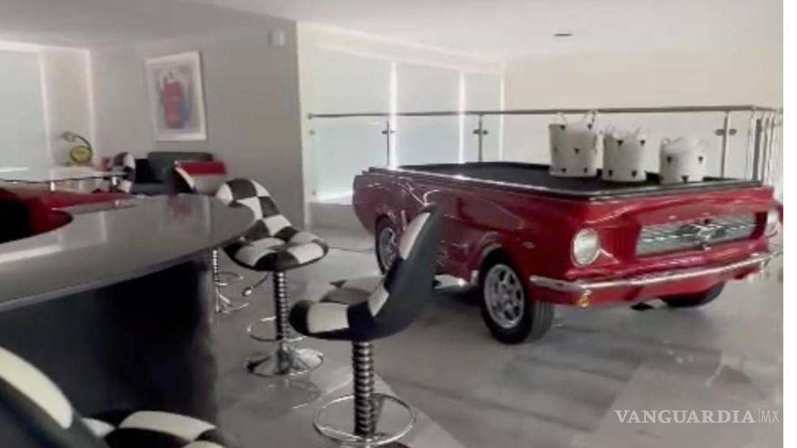 $!Alejandro Moreno tiene además una mesa de billar sobre la réplica de un Ford Mustang 1965 color rojo.