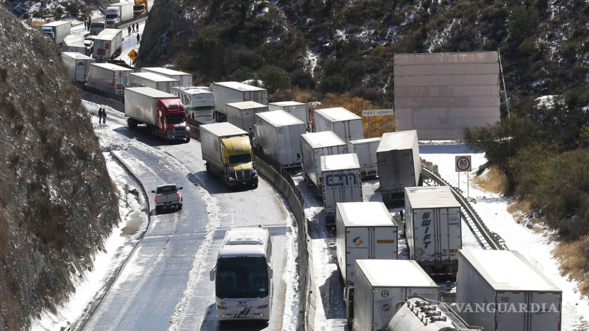 Miles varados en carretera Saltillo-Monterrey… y la autopista hace su agosto