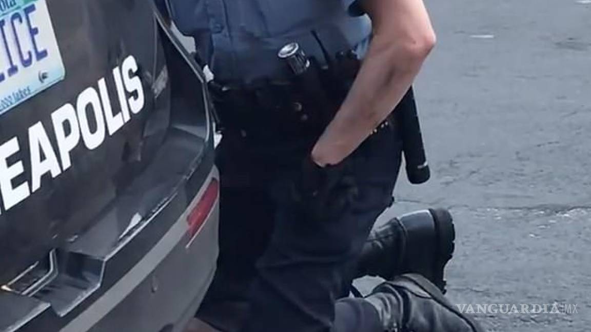 Nuevo video parece mostrar a George Floyd en una feroz lucha con la policía