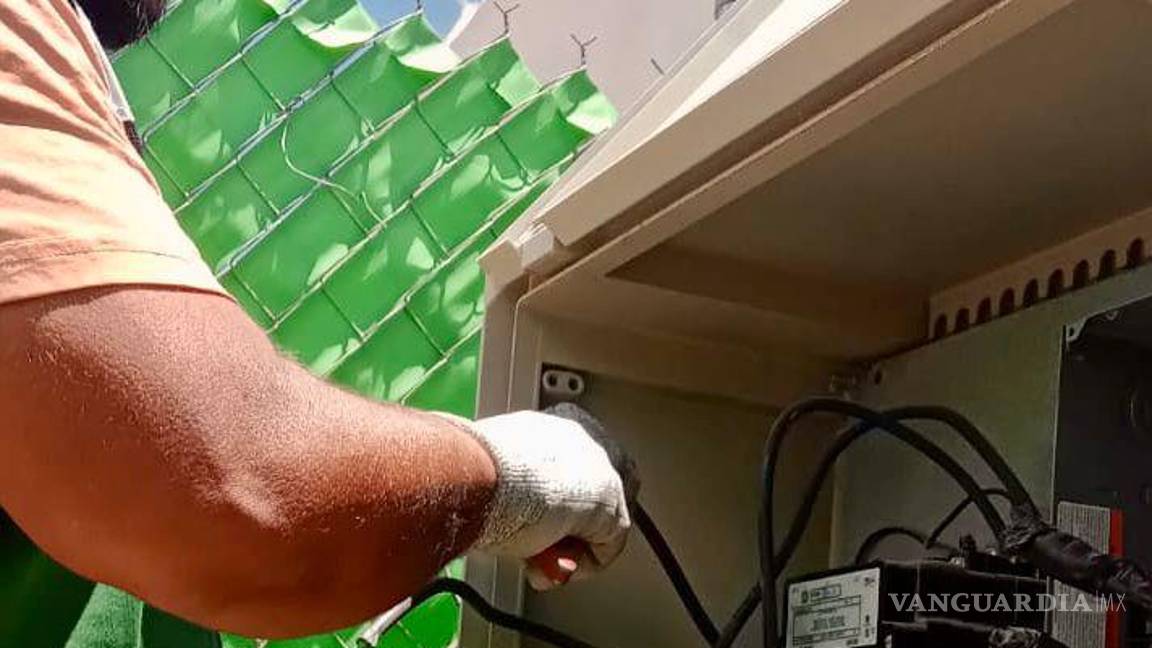 $!Frente al aeropuerto, se restableció por completo el servicio de alumbrado tras la reparación de líneas dañadas.