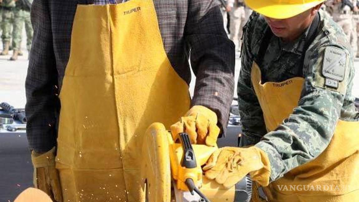 $!La destrucción de estas armas es un paso significativo hacia la reducción de la violencia, dijo el alcalde Chema Fraustro.