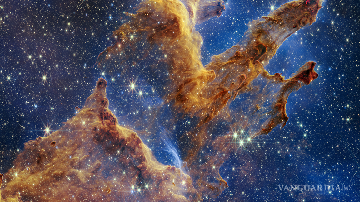 $!Los Pilares de la Creación se destacan en un caleidoscopio de color en la vista de luz infrarroja cercana del Telescopio Espacial James Webb de la NASA.
