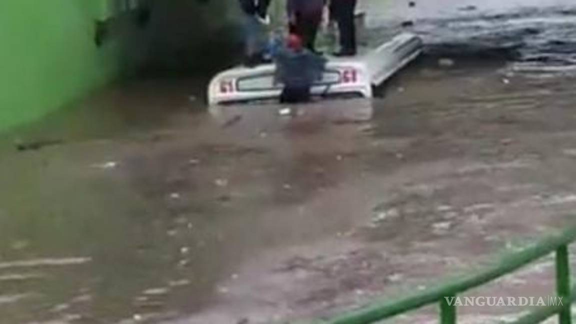 $!Pasajeros en Frontera viven momentos de angustia y terror ¡Se salvan de morir ahogados!