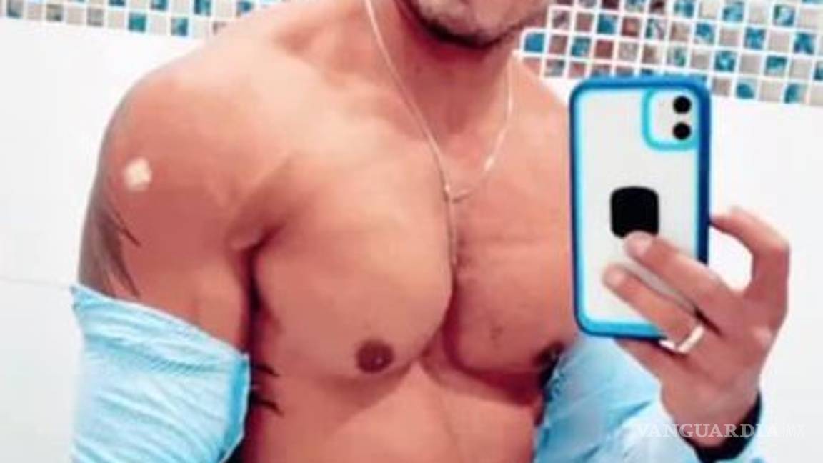 $!Oftalmólogo no es de Sedena ni del IMSS; aún así lo vacunaron, luego se fue de fiesta