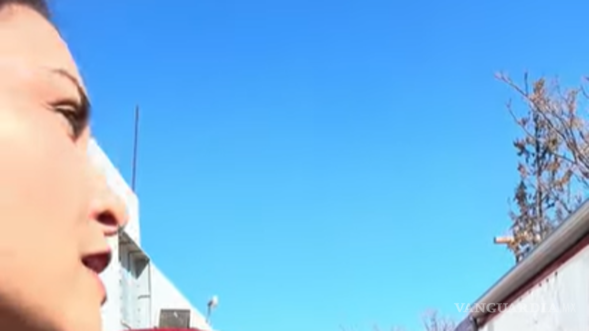 $!Alejandra Salazar al momento de cuestionar a quienes atienden con el camión de la Secretaría del Bienestar.