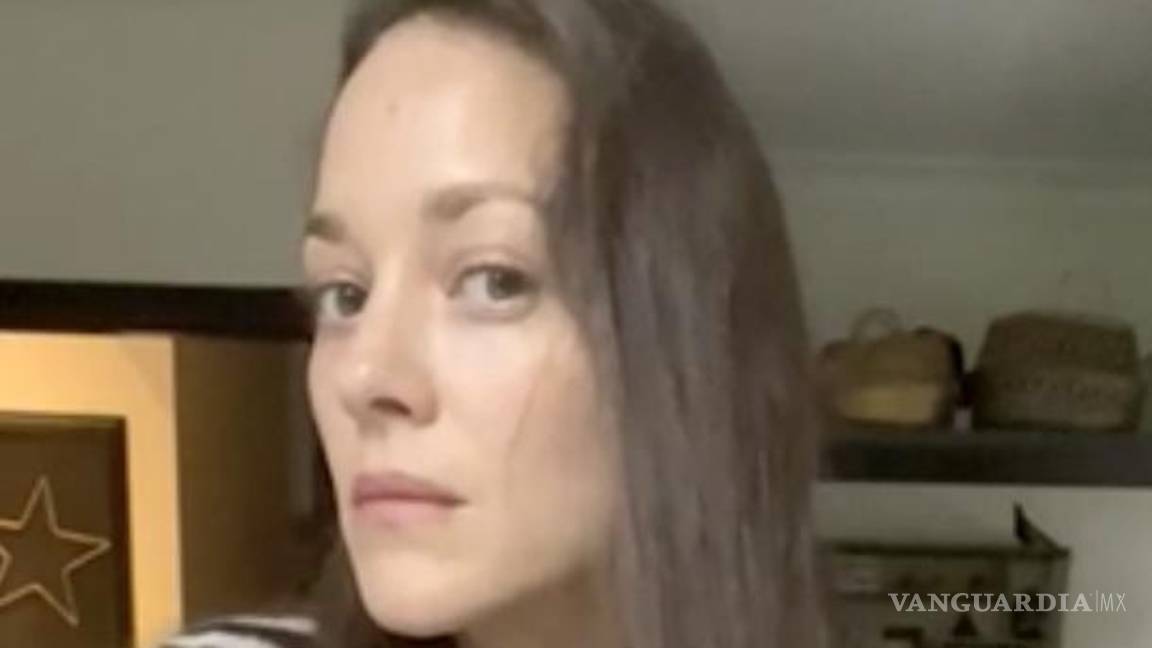 $!La actrizMarion Cotillard se corta un mechón de cabello para apoyar a los manifestantes iraníes que se oponen a su liderazgo por la muerte de Mahsa Amini.