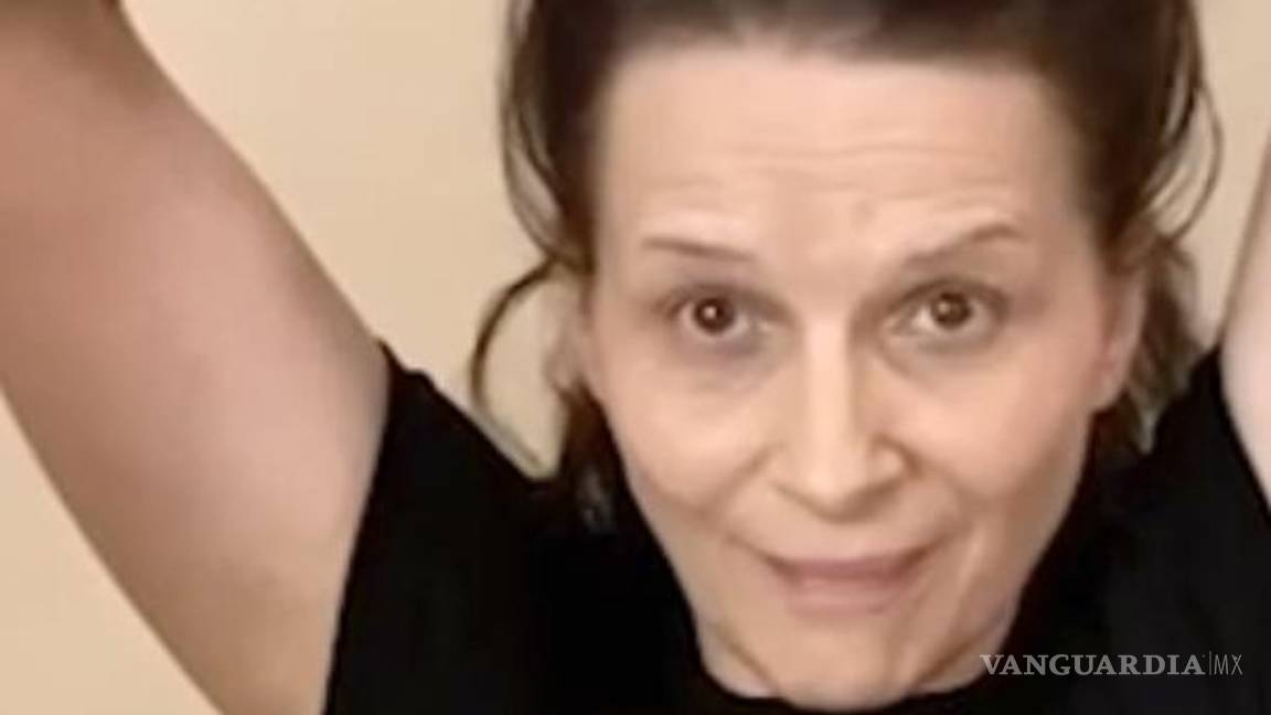 $!La actriz Juliette Binoche se corta un mechón de cabello para apoyar a los manifestantes iraníes que se oponen a su liderazgo por la muerte de Mahsa Amini.