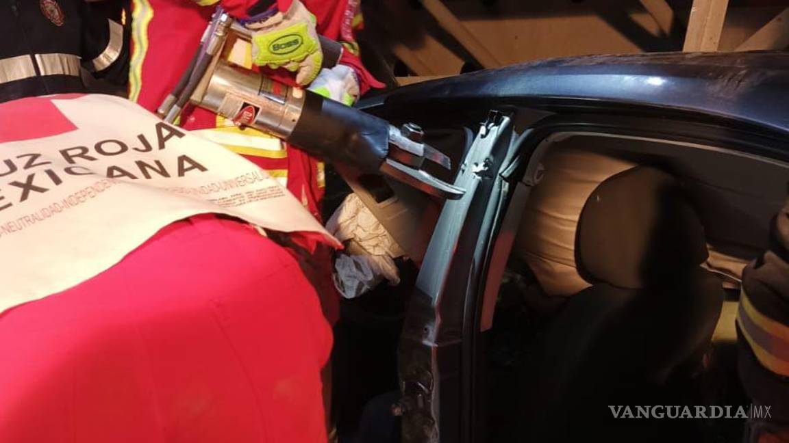 $!Bomberos trabajaron arduamente para sacar el cuerpo de la mujer fallecida.