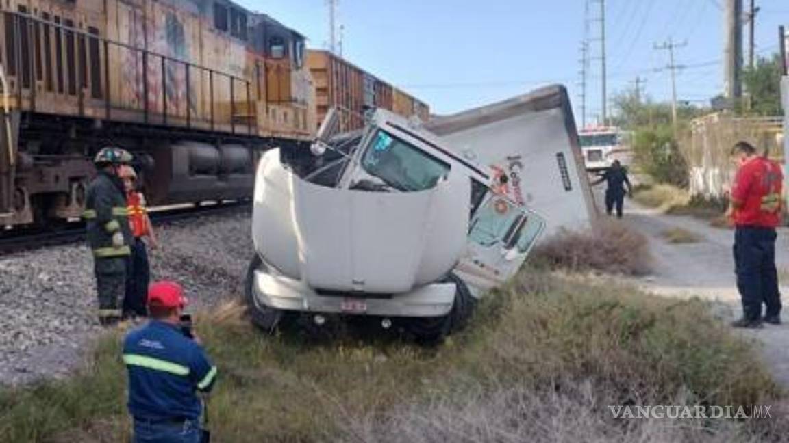 $!Por poco le cuesta la vida al conductor y fue arrastrado con todo tractocamión a más de 100 metros de distancia.