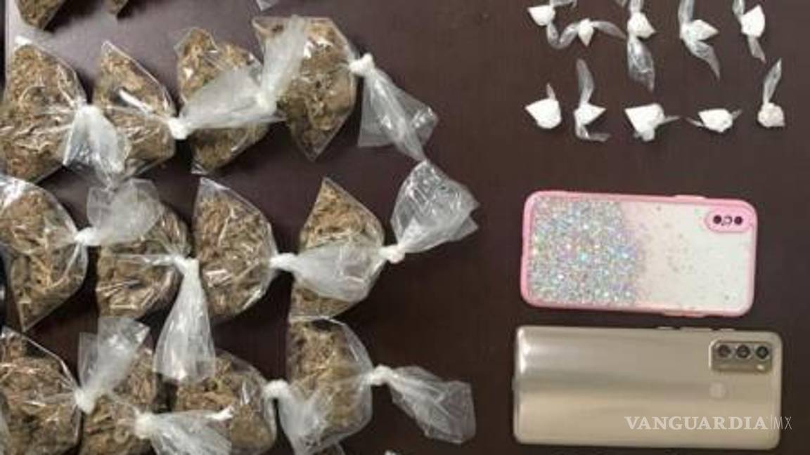 $!Al hombre se le confiscaron varias dosis de droga, así como teléfonos celulares, informó la Secretaría de Seguridad de Nuevo León.
