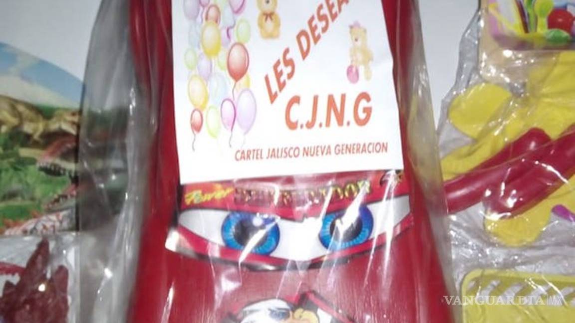 $!'Ahí les manda El Mencho'... al estilo de los políticos, sicarios del Cártel Jalisco Nueva Generación reparten despensas en Tomatlán (video)