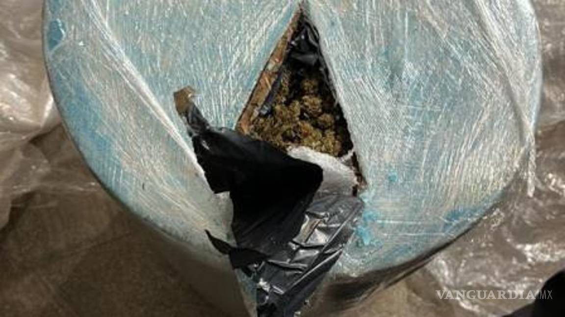$!La droga fue localizada en el interior de un cilindro y arrojó un peso de más de 11 kilos, informó la Fiscalía General de la República (FGR).