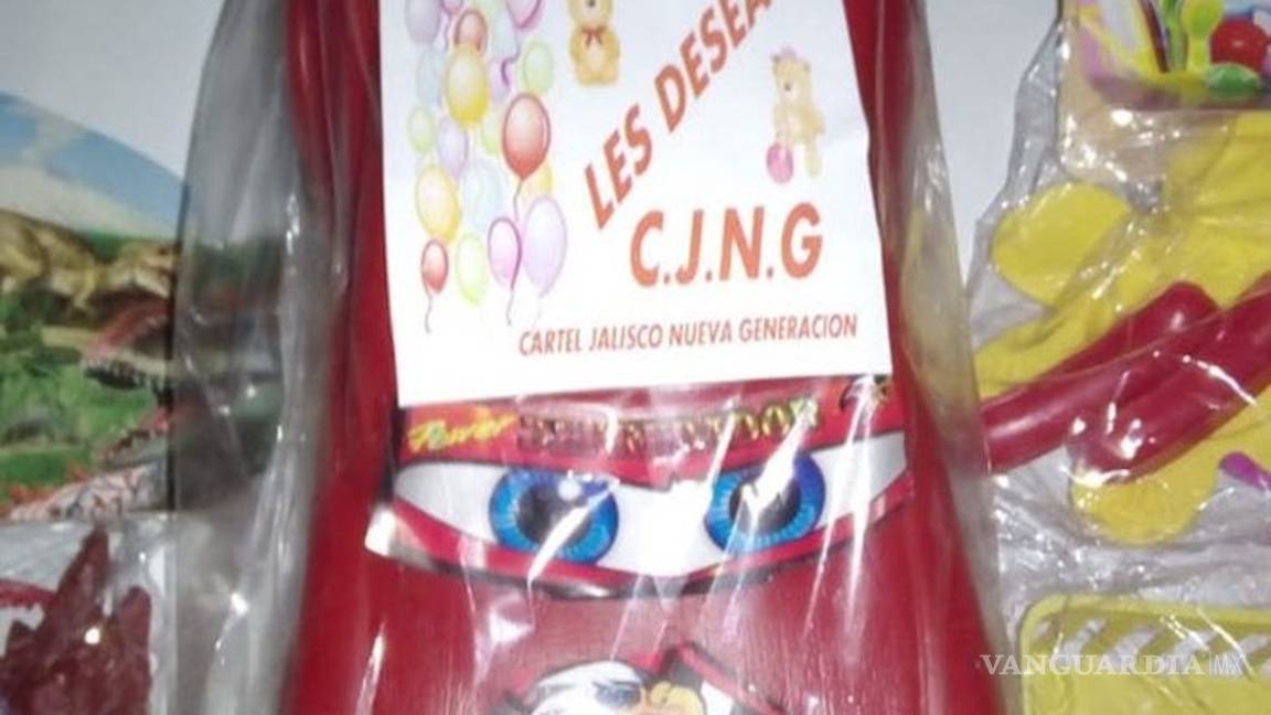 $!Feliz Navidad les desea, ¡El Mencho!... sicarios del Cártel Jalisco Nueva Generación reparten despensas a nombre de 'El Señor de los Gallos' (video)