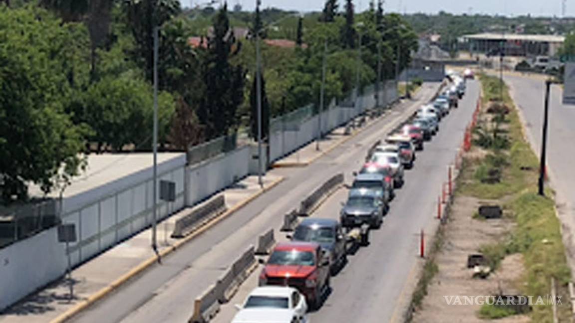 $!Kilométrica fila en puente internacional de Piedras Negras, en día de la madre