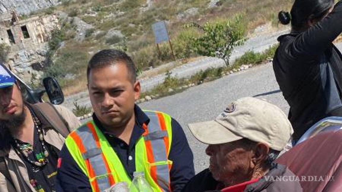 $!Personal de la Cruz Roja llegaron a realizar el traslado a las instalaciones de la Humanitaria Institución, donde se le trataría por deshidratación y fatiga.