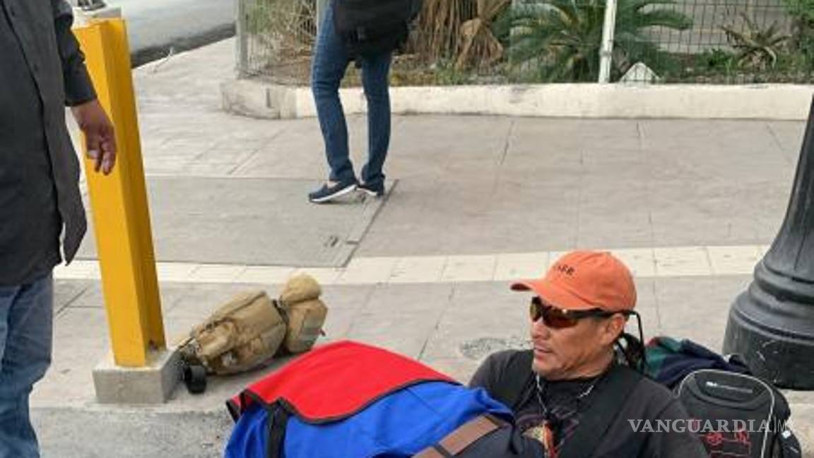 $!Fue muy cerca de las 5 de la tarde cuando el joven, que se desempeña como guardia de seguridad privada, quedó atascado en el drenaje.