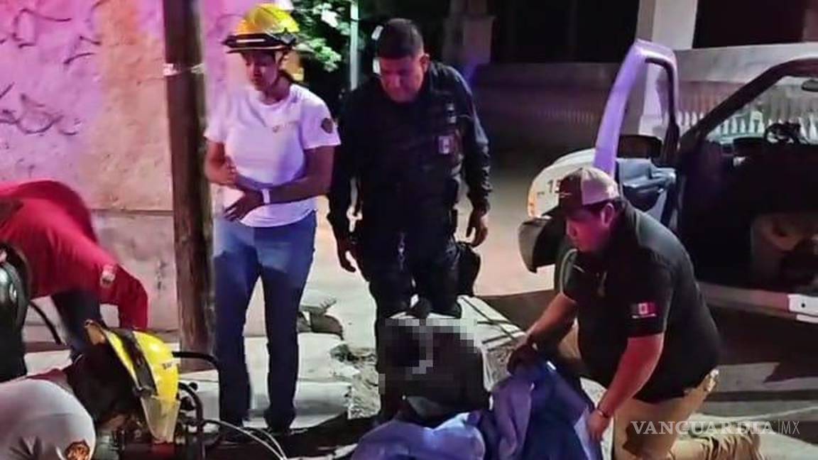 $!Rescatistas utilizaron equipo hidráulico para abrir la rejilla que atrapó al transeúnte.