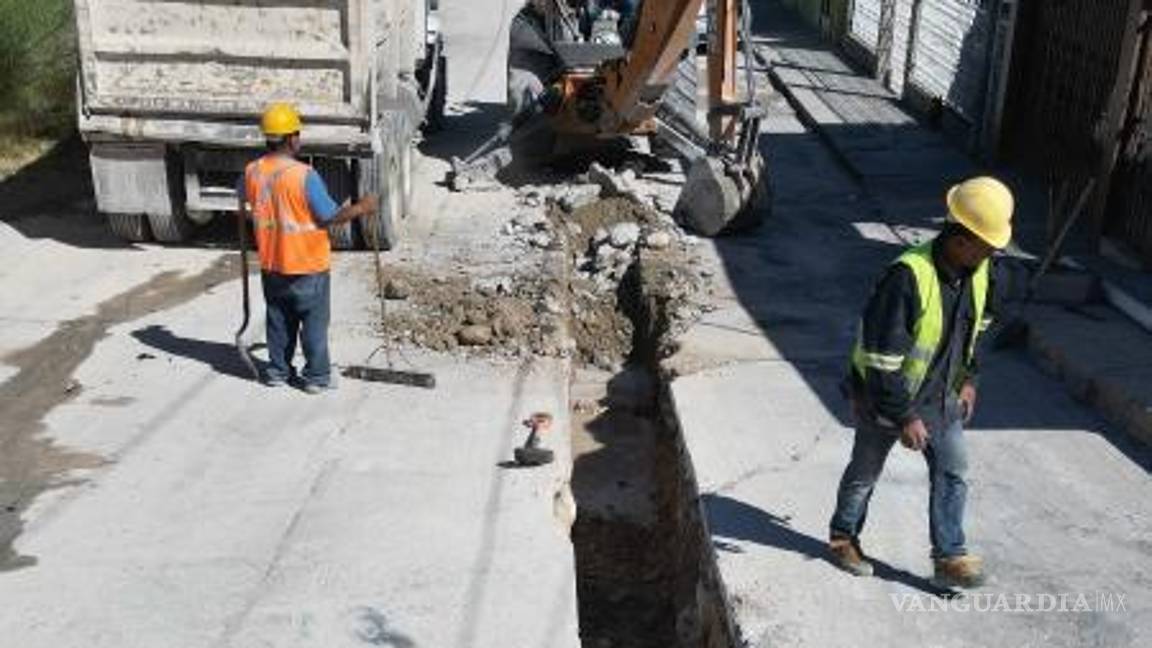 $!Trabajadores de Simas Monclova-Frontera avanzan en la sustitución de tuberías en la colonia Cañada Norte.