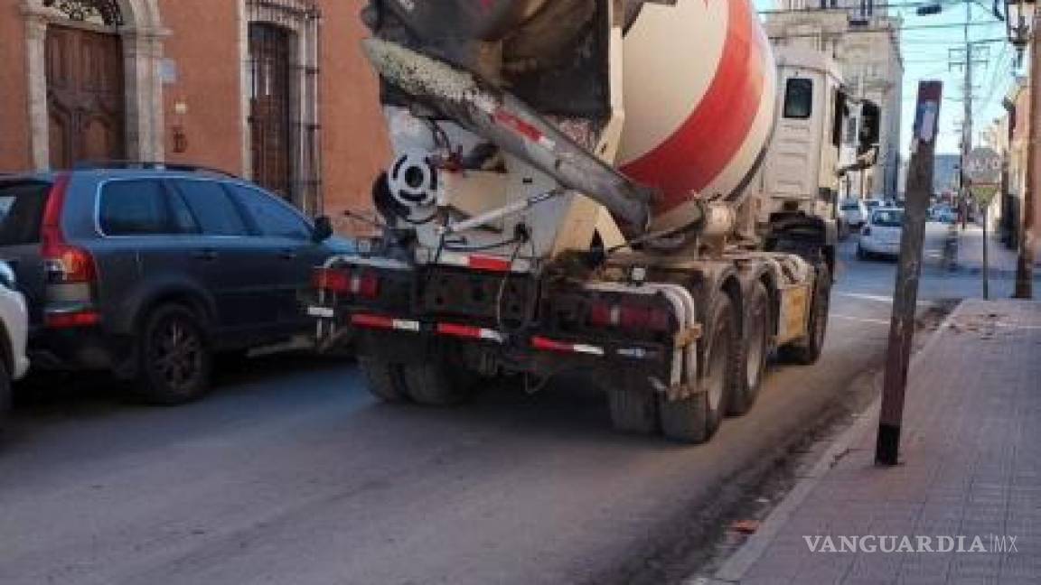 Destruye revolvedora banqueta en el Centro Histórico de Saltillo, autoridades brillan por su ausencia