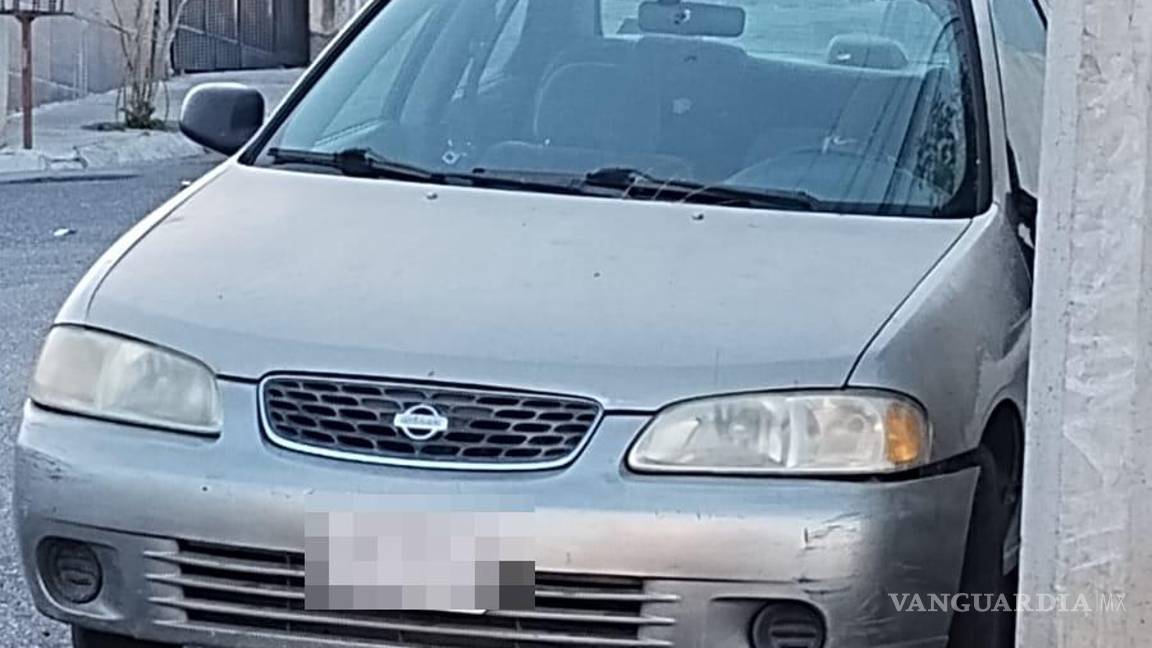 $!El sedán gris Sentra sigue estacionado en la esquina de Manuel Corpus y Gilberto Garza, a pesar de las múltiples notificaciones a las autoridades.