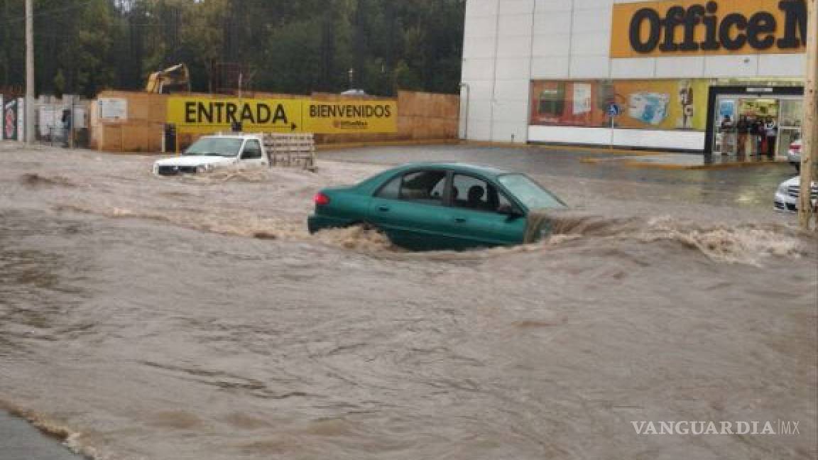 Corriente arrastra a hombre en calles de San Luis Potosí tras fuertes lluvias