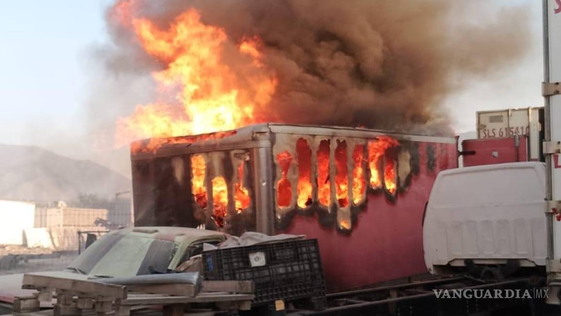 Descuido provoca incendio en caja de tráiler en Arteaga (VIDEO)