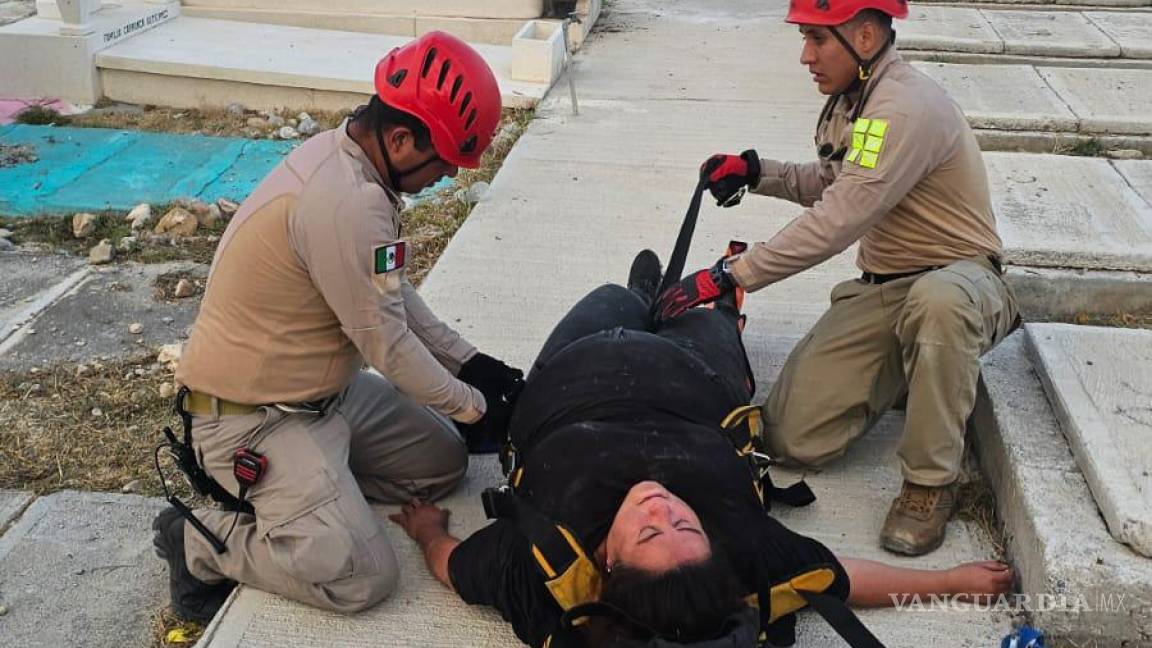 Mujeres caen en tumbas abiertas en Saltillo y Arteaga durante visitas de Día de Muertos