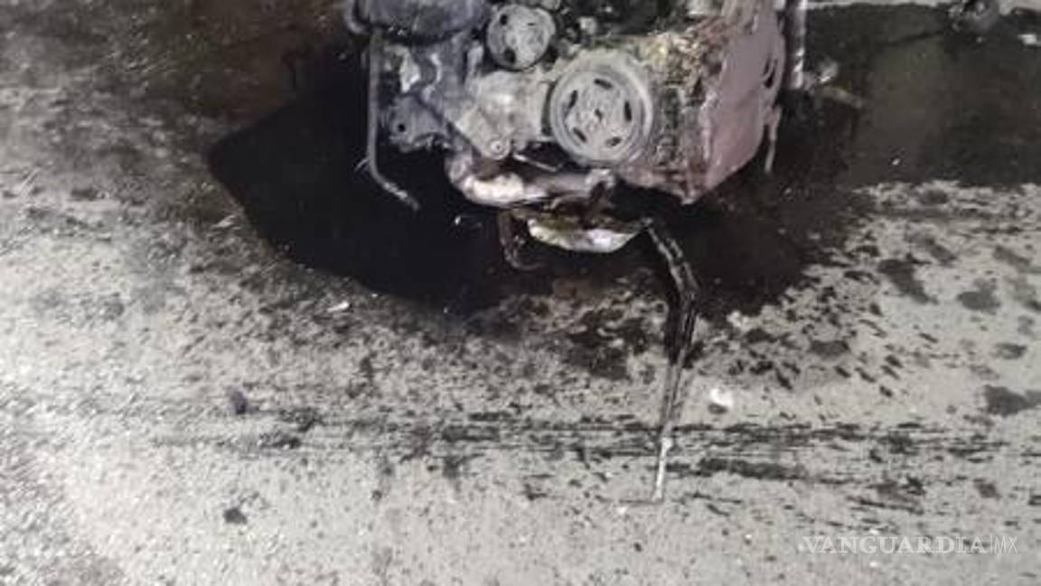 $!El motor del auto salió despedido unos 20 metros debido al impacto.