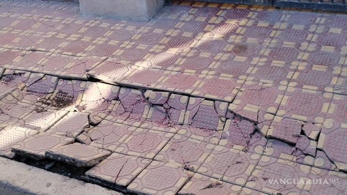 Saltillo: denuncian vecinos del centro histórico que vehículo quebró y hundió banqueta