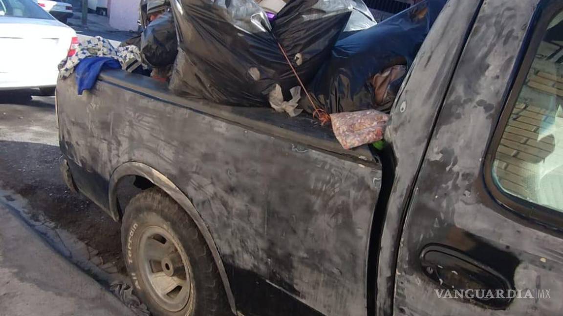 $!Camioneta Ford negra cargada con bolsas negras permanece abandonada en la calle Manuel Corpus, sin ser retirada pese a los reportes realizados.