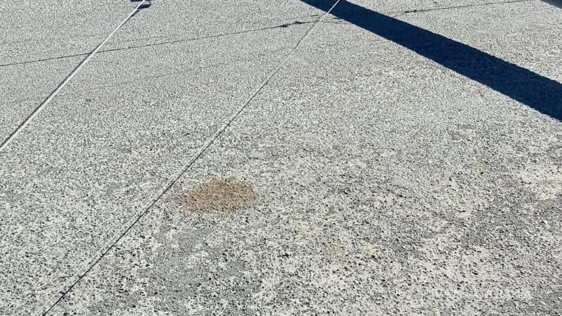 $!Un poste de líneas de alta tensión cayó sobre la carretera Parras Paila, generando riesgo para los conductores que transitaban en la madrugada.