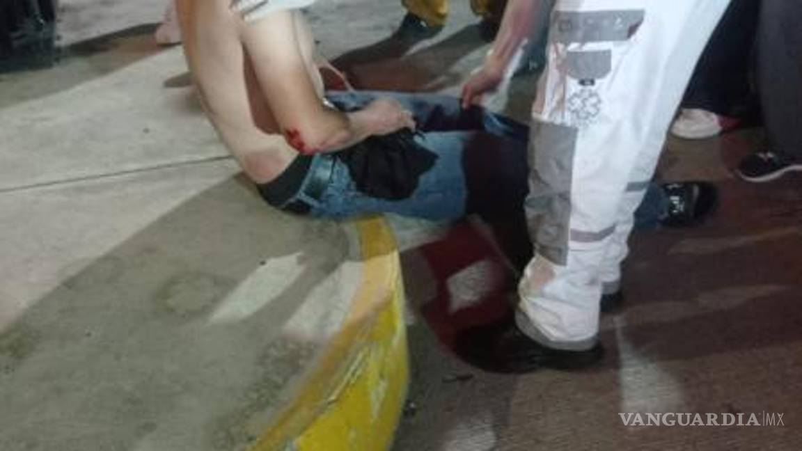 $!Familiares de los jóvenes accidentados llegaron al lugar de los hechos para brindar apoyo luego del accidente.