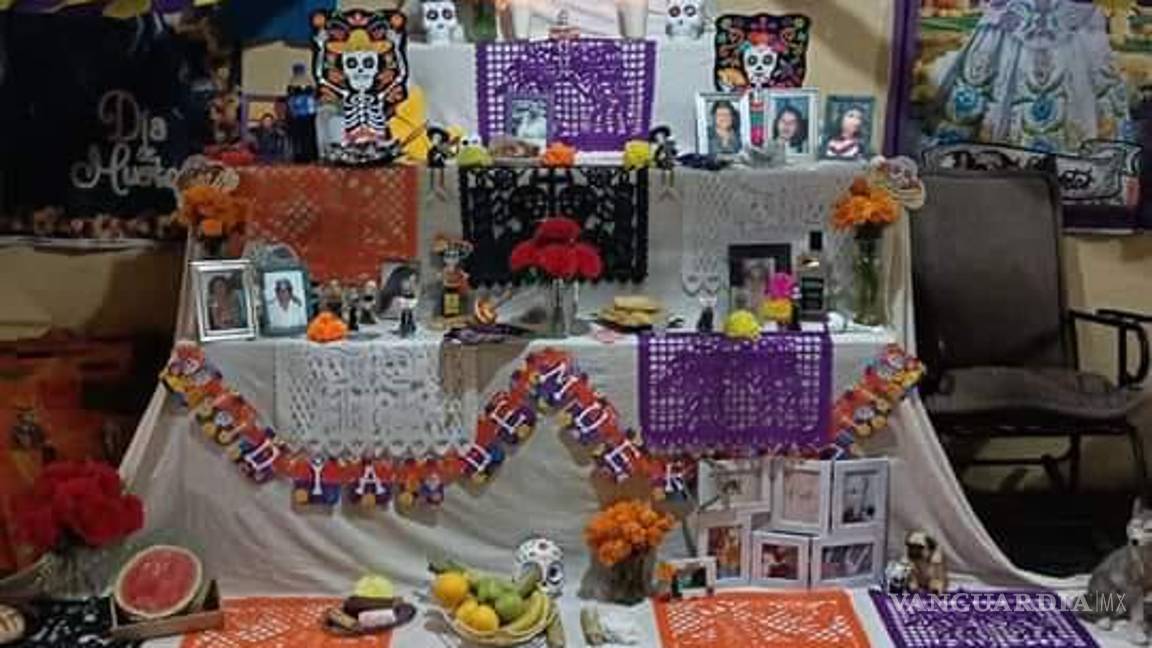 $!Familia saltillense dedicó su altar del Día de Muertos a 16 personas y 10 mascotas; colocan altares desde 2017