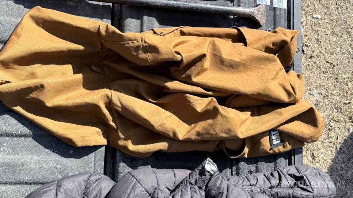 $!Durante la revisión al vehículo, policías municipales aseguraron varios envoltorios con una sustancia con características de la droga conocida como cristal.