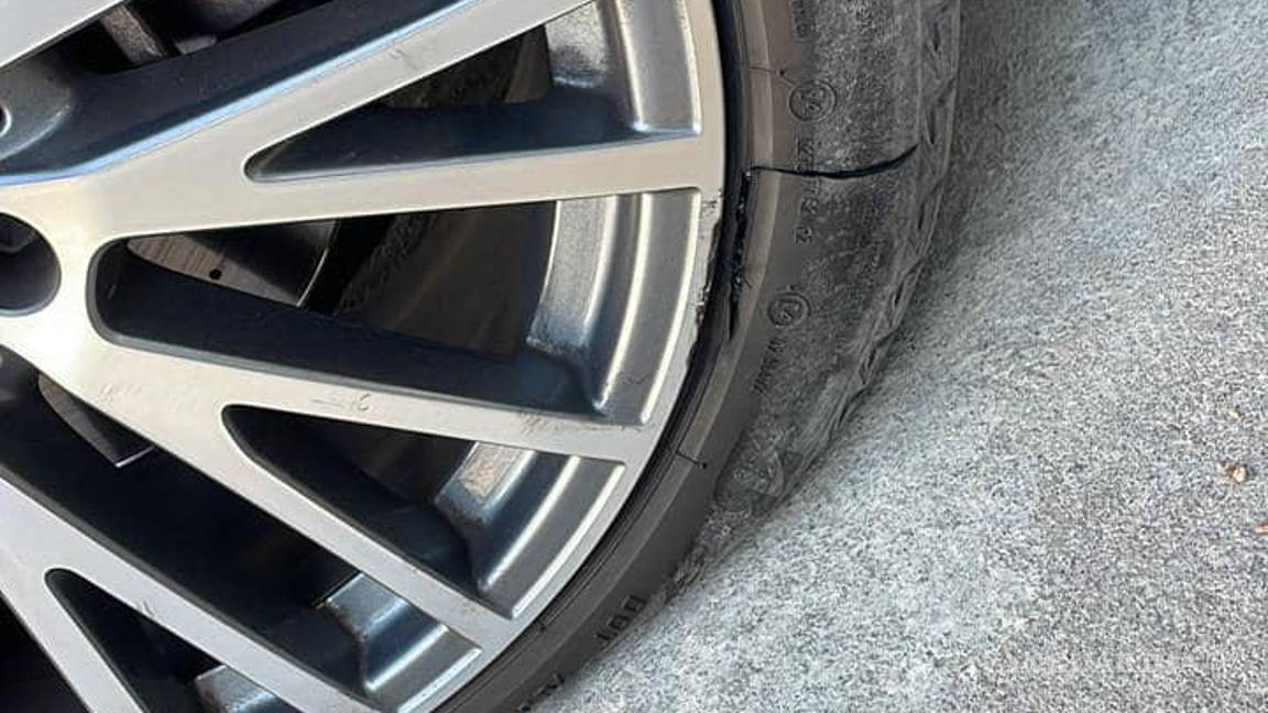 $!Un usuario de Facebook señaló que las llantas de su auto se poncharon en colonia San Francisco.