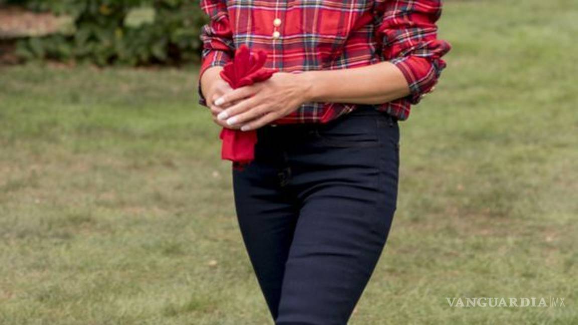 $!Aun haciendo jardinería, Melania Trump luce costosa ropa