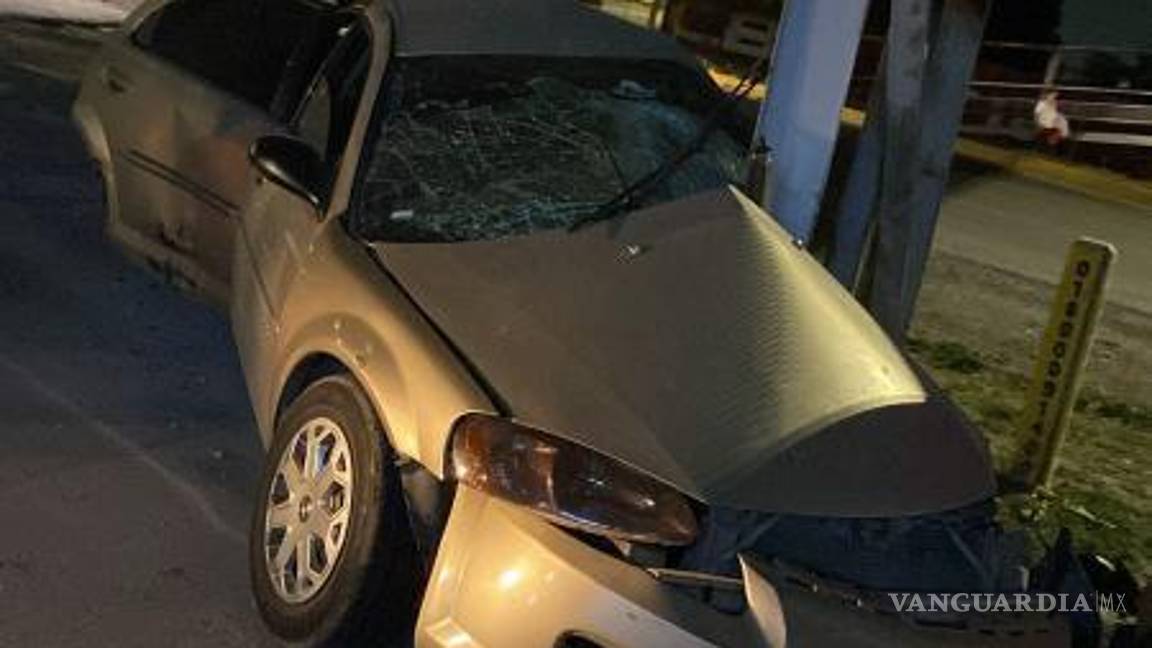 $!Familiares de la víctima llegaron al lugar antes que los elementos ministeriales, quedando devastados frente a la tragedia en la que su ser querido falleció prensado.