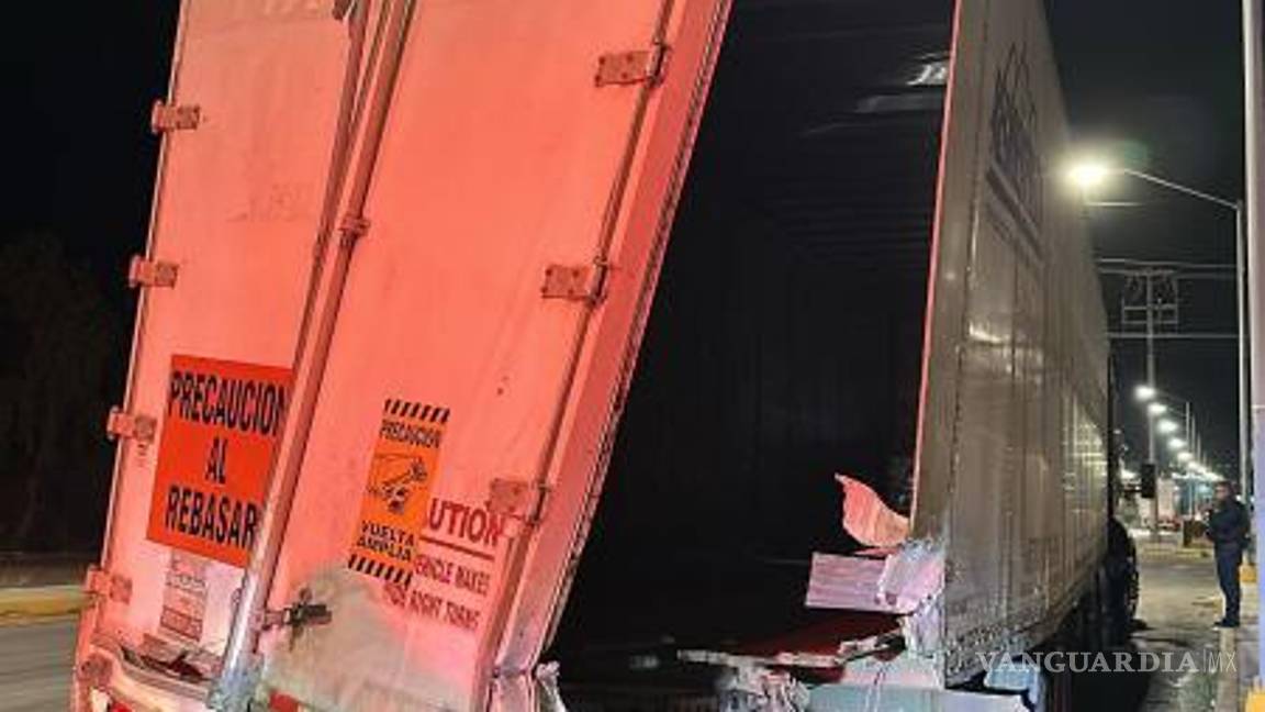 $!El conductor del tráiler circulaba a exceso de velocidad y trató de ganarle el paso al tren.