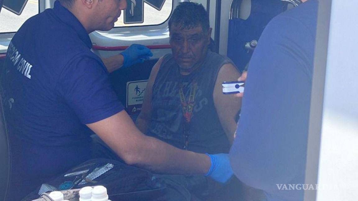 $!Gabino Ramos fue auxiliado por bomberos tras sufrir 15 picaduras de abeja mientras limpiaba maleza cerca del “Charco Azul”, lo que obligó su traslado a la clínica 7 del IMSS para descartar una reacción alérgica.