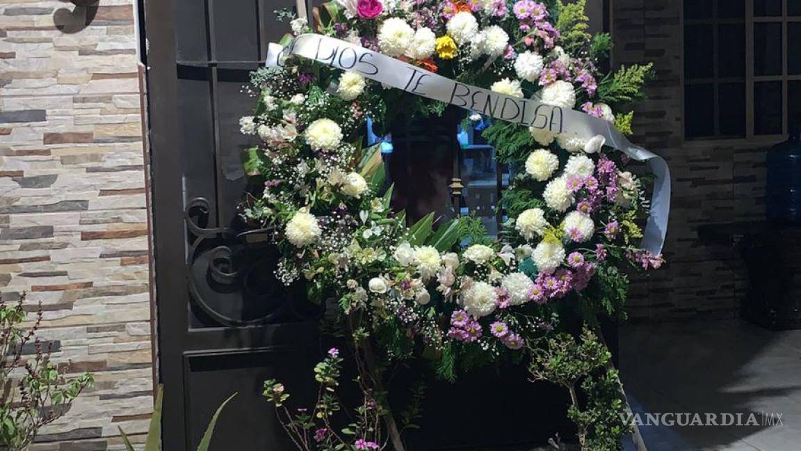 En Monclova: hombre deja corona fúnebre a ex pareja en la puerta de su casa