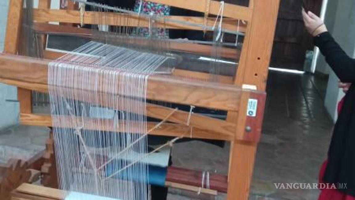 $!La tejedora María Pérez, egresada de la Escuela del Sarape, utiliza esta plataforma para vender sarapes, llaveros, aretes, diademas y separadores de libros.
