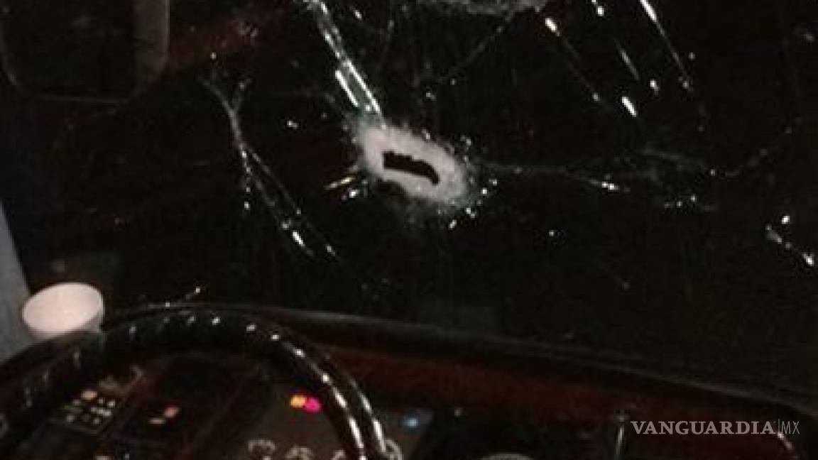 $!Con piedras atacan camión en carretera del aeropuerto Mty-Saltillo