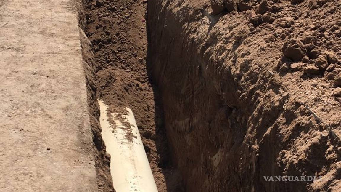 $!Instala Simas Torreón tubería sanitaria en el sector de El Fresno