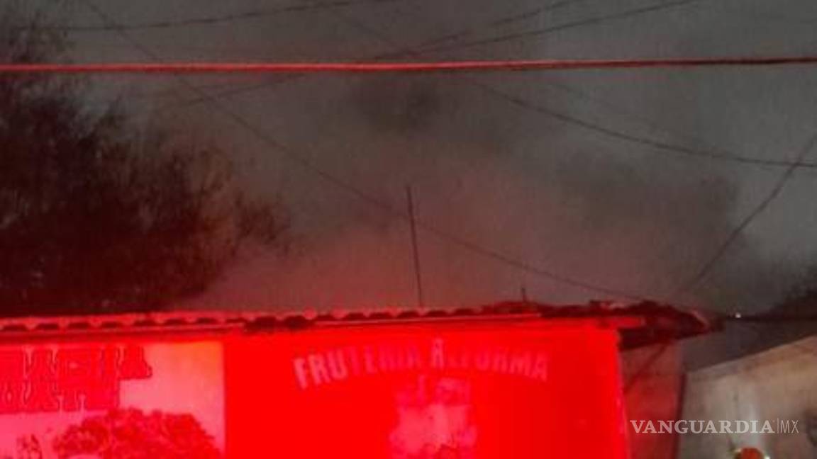 $!Incendio en comercio deja 30 evacuados en Apodaca, NL