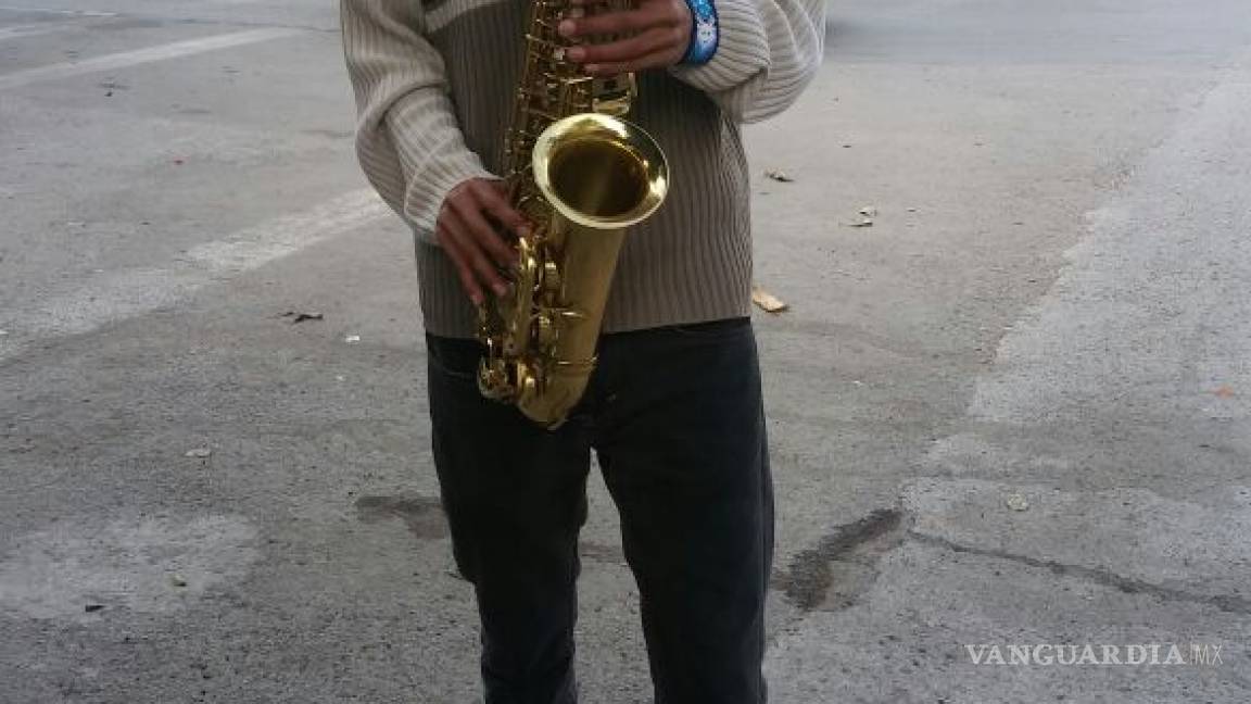 Joven estudiante de Torreón se gana la vida tocando saxofón en las calles